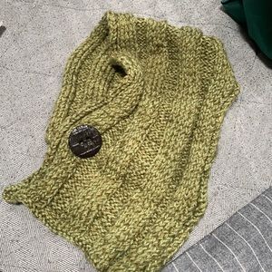 Super cute green cowl scarf